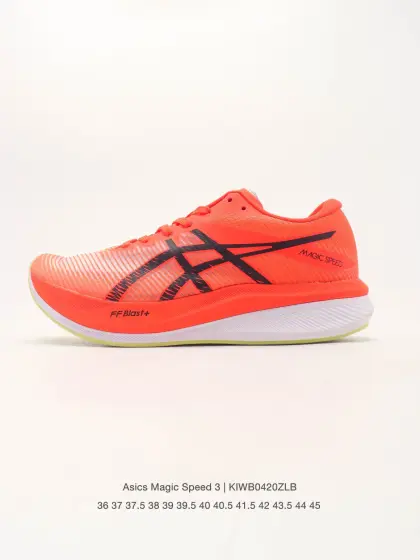 【公司级】ASICS亚瑟士竞速型碳板跑鞋MAGIC SPEED 3 运动鞋 厚底增高老爹鞋 ▪升级全掌碳板结构,并置入双层中底材料间帮助跑者掌握运动节奏,在跑动过程中提供更加强大的推进力.▪中底科技升级为双层FF BLAST PLUS,较上一代轻弹进阶,实现更加澎湃的脚感.▪轻质的单层网纱鞋面,采用高透气的Nexkin材料,速度型鞋面贴合双足,在冲刺过程中为跑者提供充足的稳定性,有效避免足部在鞋仓内晃动.▪加宽的大底设计,让跑者的每一步都更佳顺畅、稳定、平衡,配合ASICS GRIP轻量橡胶材质,为跑者提供出色抓地力. 类型:男女鞋 货号:1011B703-400 含半码 编码:KIWB0420ZLB